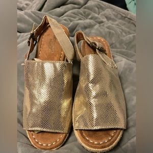 Naturalizer Metallic Gold Espadrille
Sandal